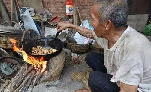 柴火垛里的疯狂55集（农村的柴火垛）